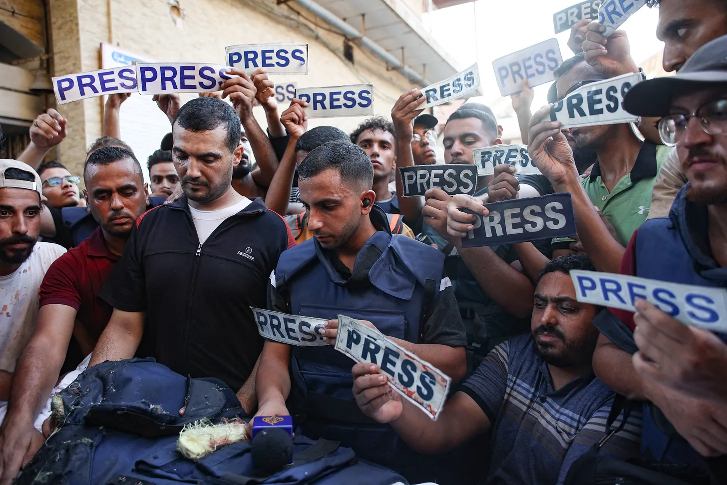 Anas al-Sharif: Reporting from Gaza’s Ruins with a Camera and Courage
