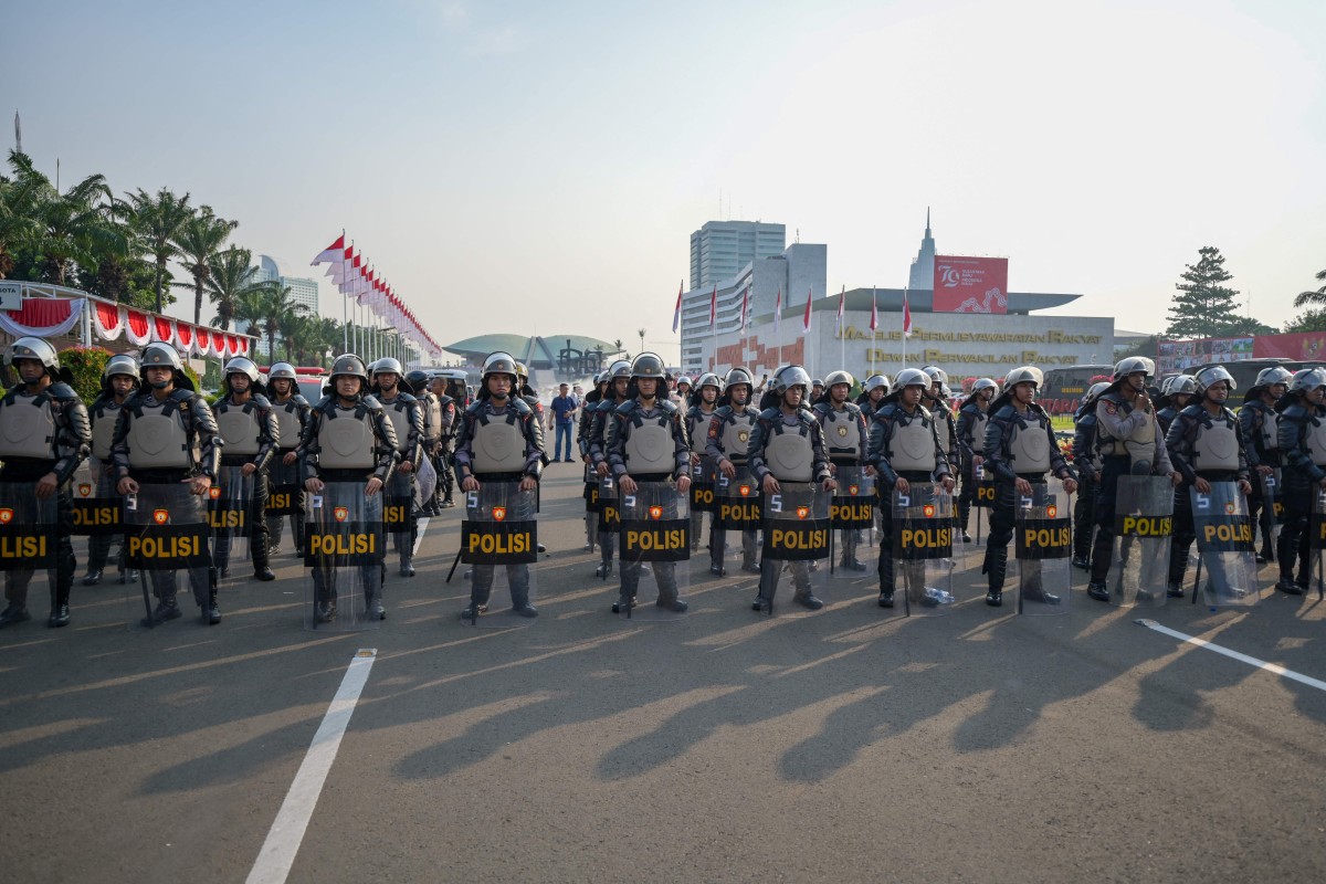 Indonesia: Eleven Journalists Attacked by Police During Protest Coverage