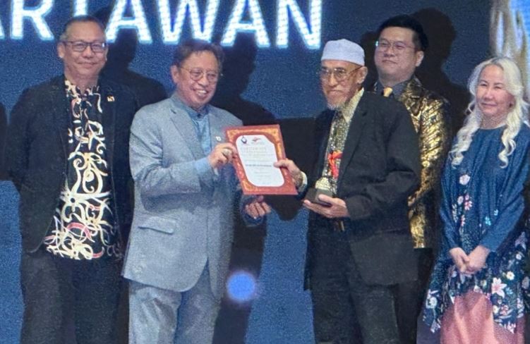 Former TV3 journalist Basri Mohamad honoured as ‘Tokoh Wartawan’ at Kenyalang Journalism Awards 2024