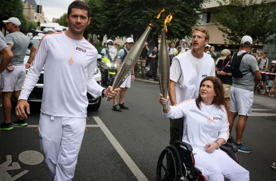 Lebanese AFP Photographer Severely Wounded in Israeli Strike Carries Olympic Torch to Advocate for Press Protection