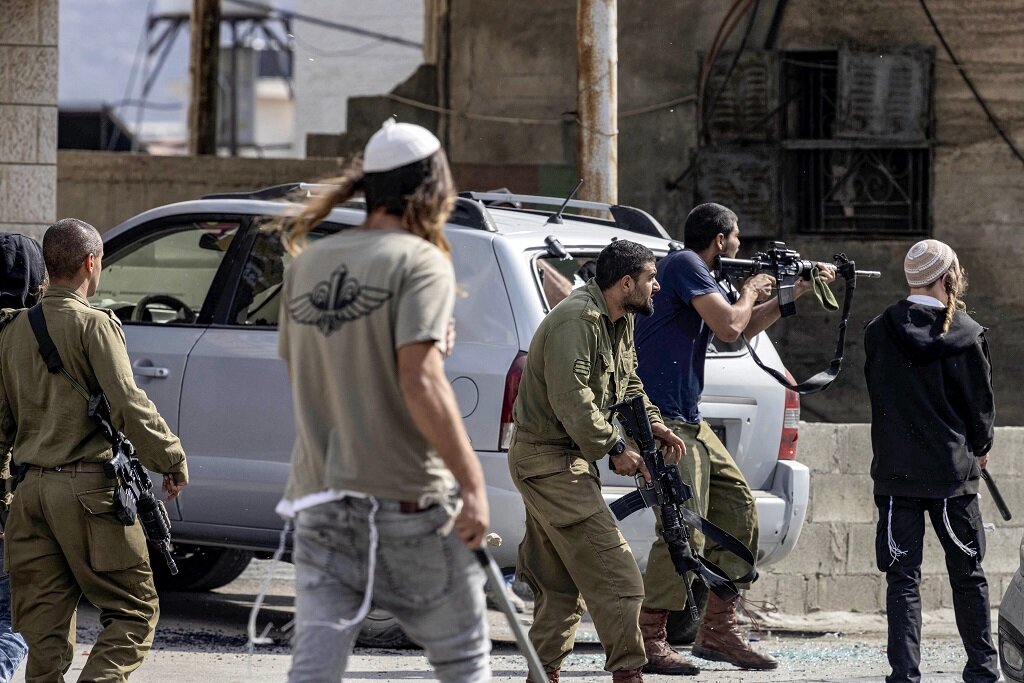Israeli Settlers Detain Palestinian Journalists and Activist Near Ramallah