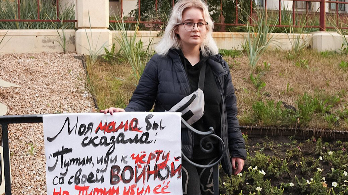 Daughter of Russian Journalist Irina Slavina Detained While Laying Flowers at Her Memorial