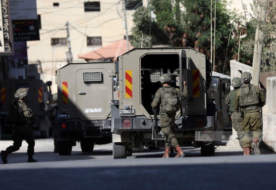 Israeli soldiers briefly detain journalists and medics during raid on Nablus old city