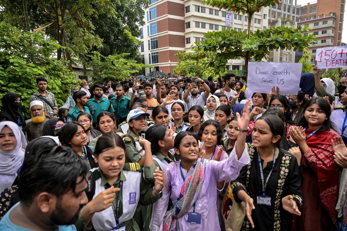 Bangladesh Investigators Clear 28 Journalists of Allegations Linked to Student Protest Attacks